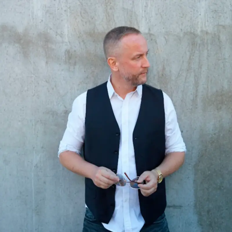 Rosa Management presenterar Mange Schmidt