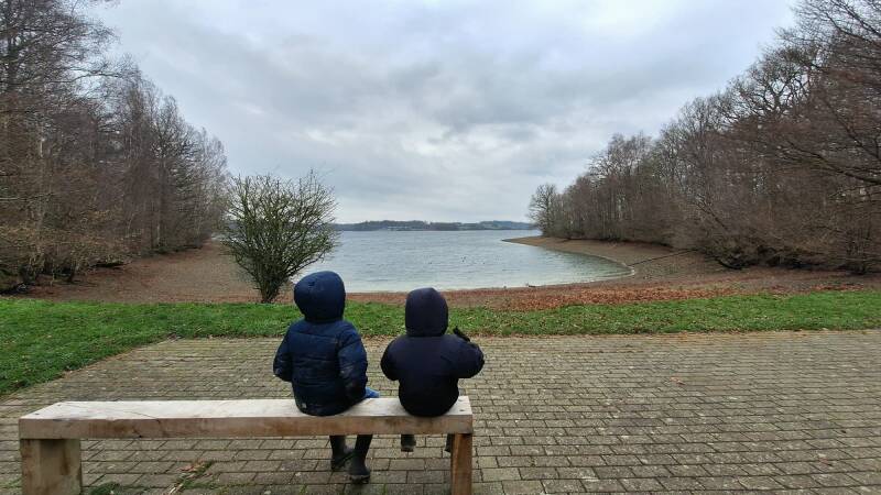 Op een bankje aan Plate Taille in Froidchapelle Henegouwen