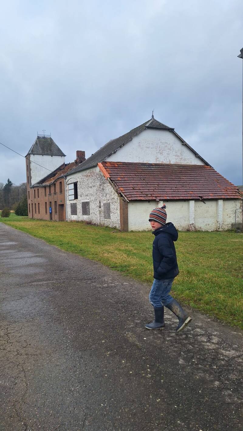 Oude hoeve boerderij in Froidchapelle Henegouwen