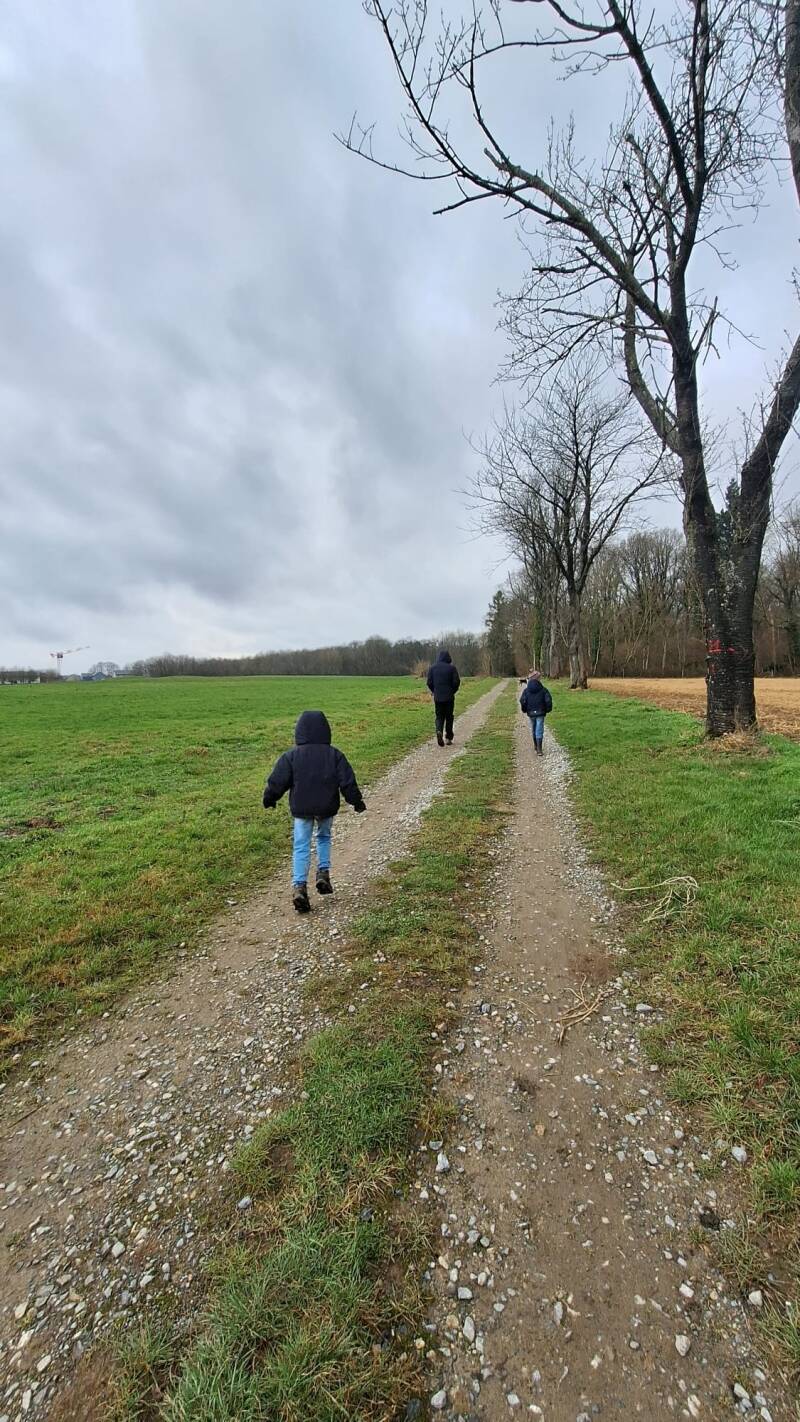 Wandelen over grindweg in Froidchapelle Henegouwen