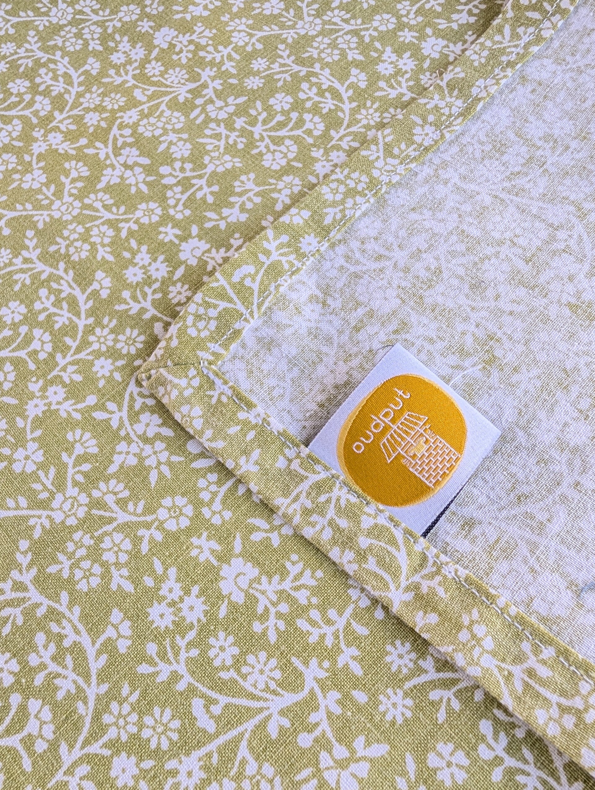 Furoshiki inpakdoek 66x66cm lichtgroen met witte bloementjes.