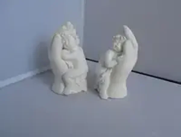 1211950 - Beeld - Kindje in hand