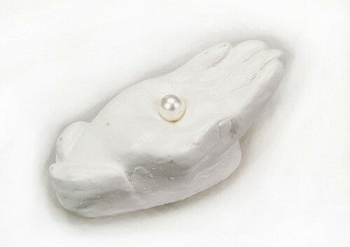 1211195 - 1211987 - Beeld - Parel in Gods hand