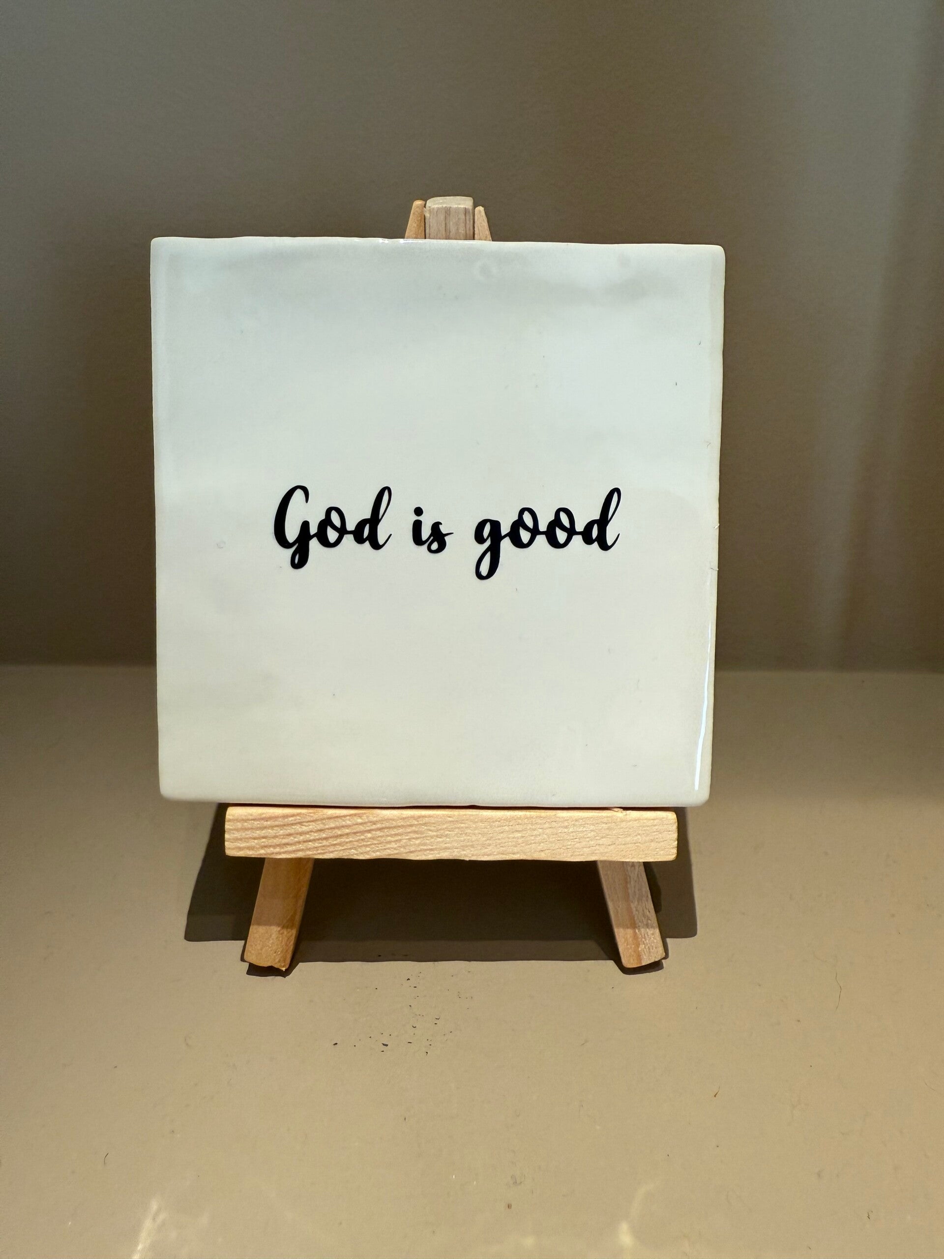 Tegel met tekst 'God is good' - wit