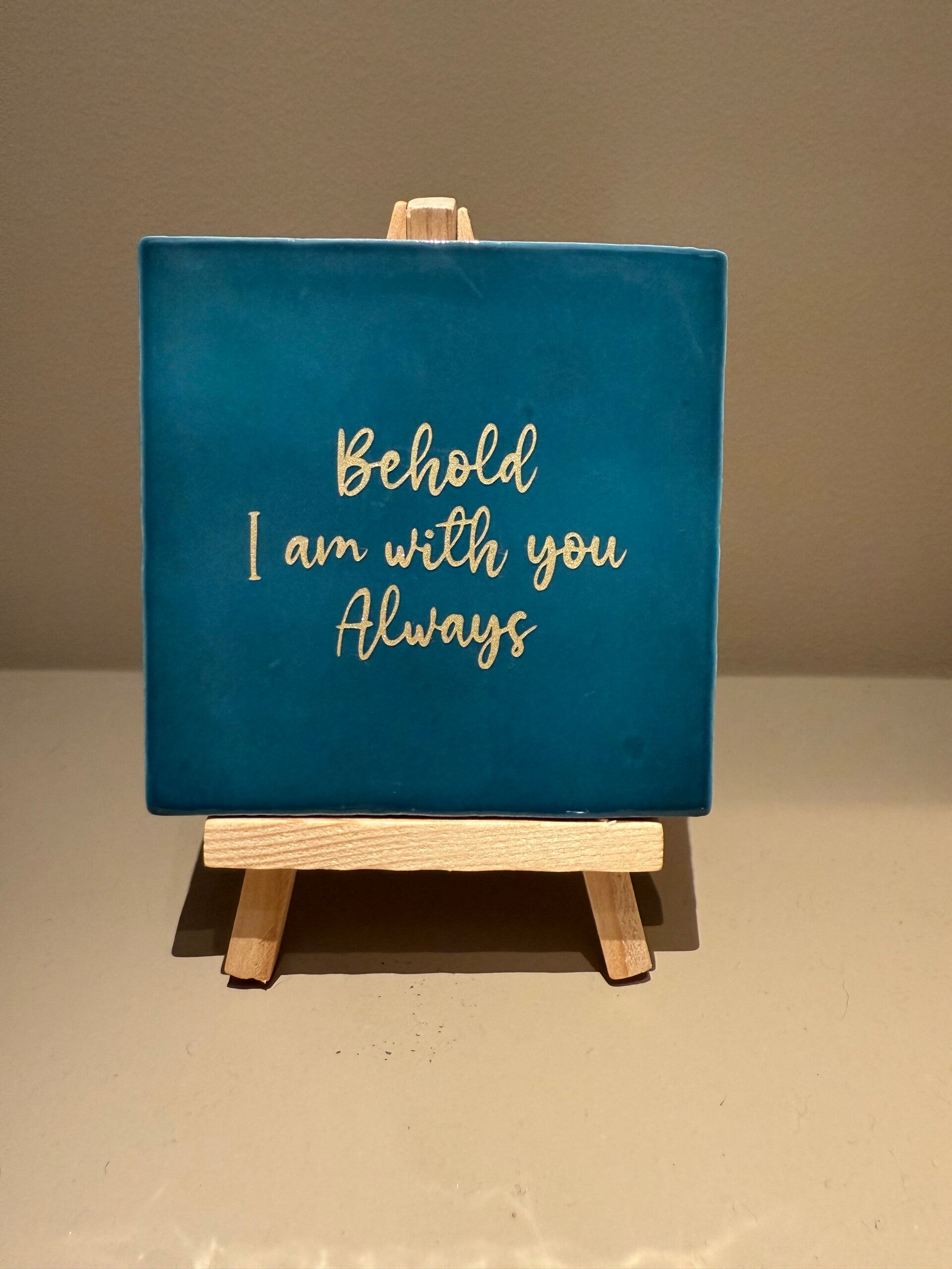 Tegel met tekst 'Behold I am with you Always' - petrolblauw