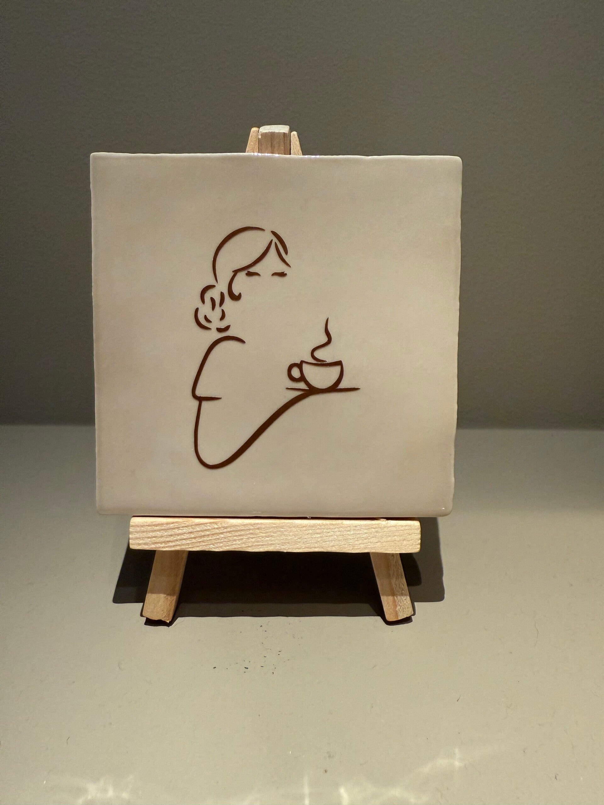 Tegel met afbeelding Vrouw met koffie - beige