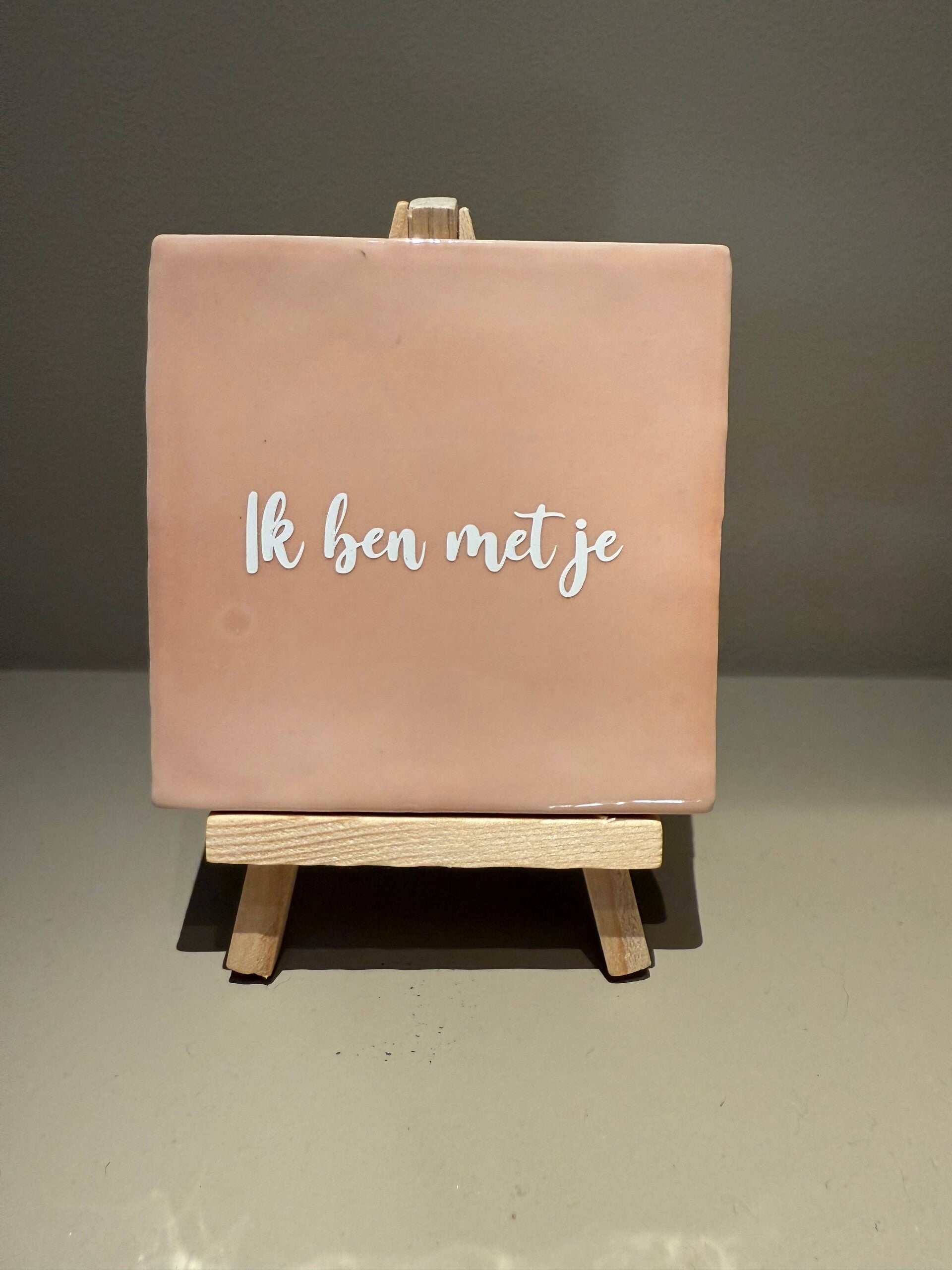 Tegel met tekst 'Ik ben met je' - zalmroze
