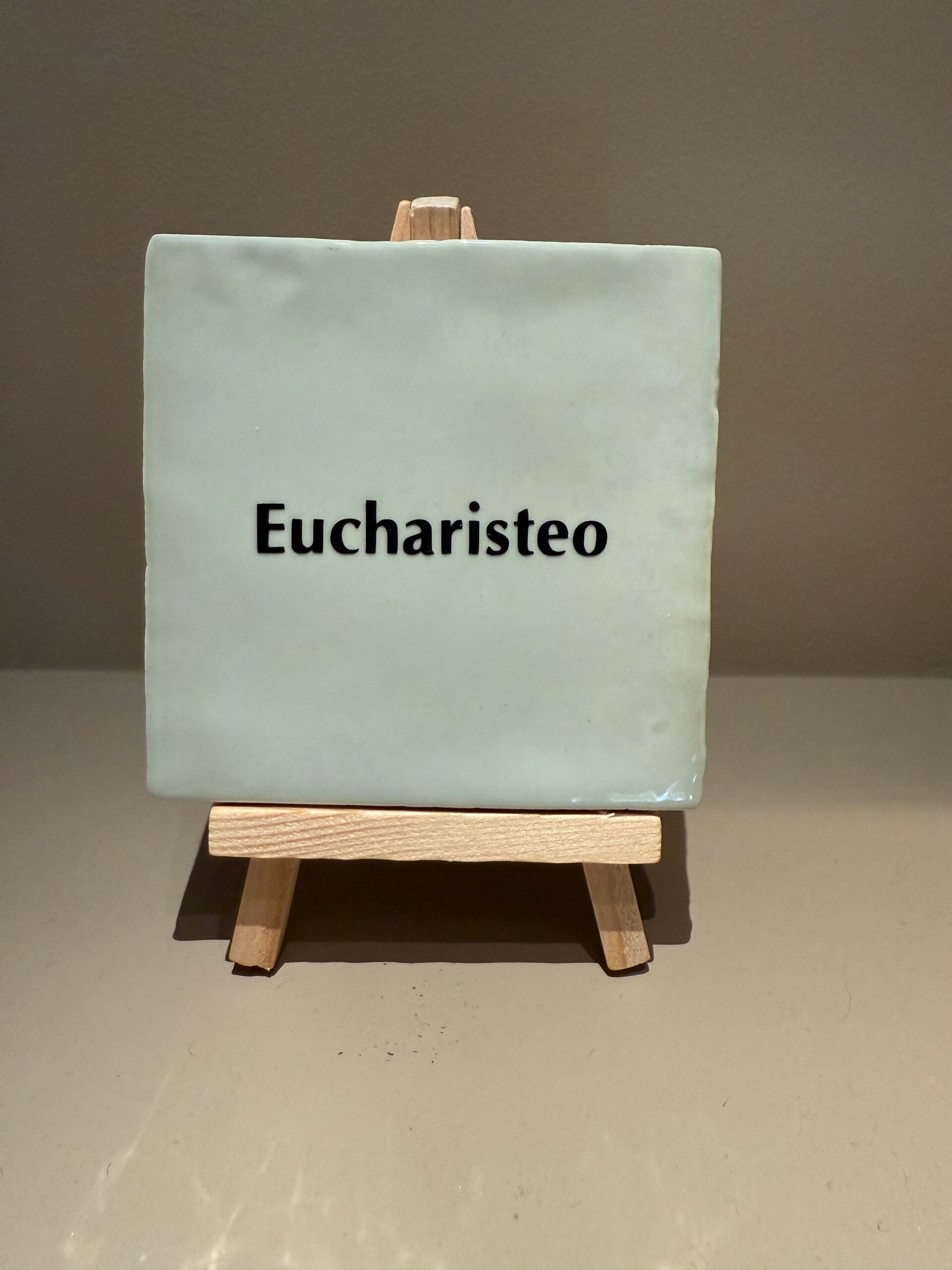Tegel met tekst 'Eucharisteo' - mintgrijs