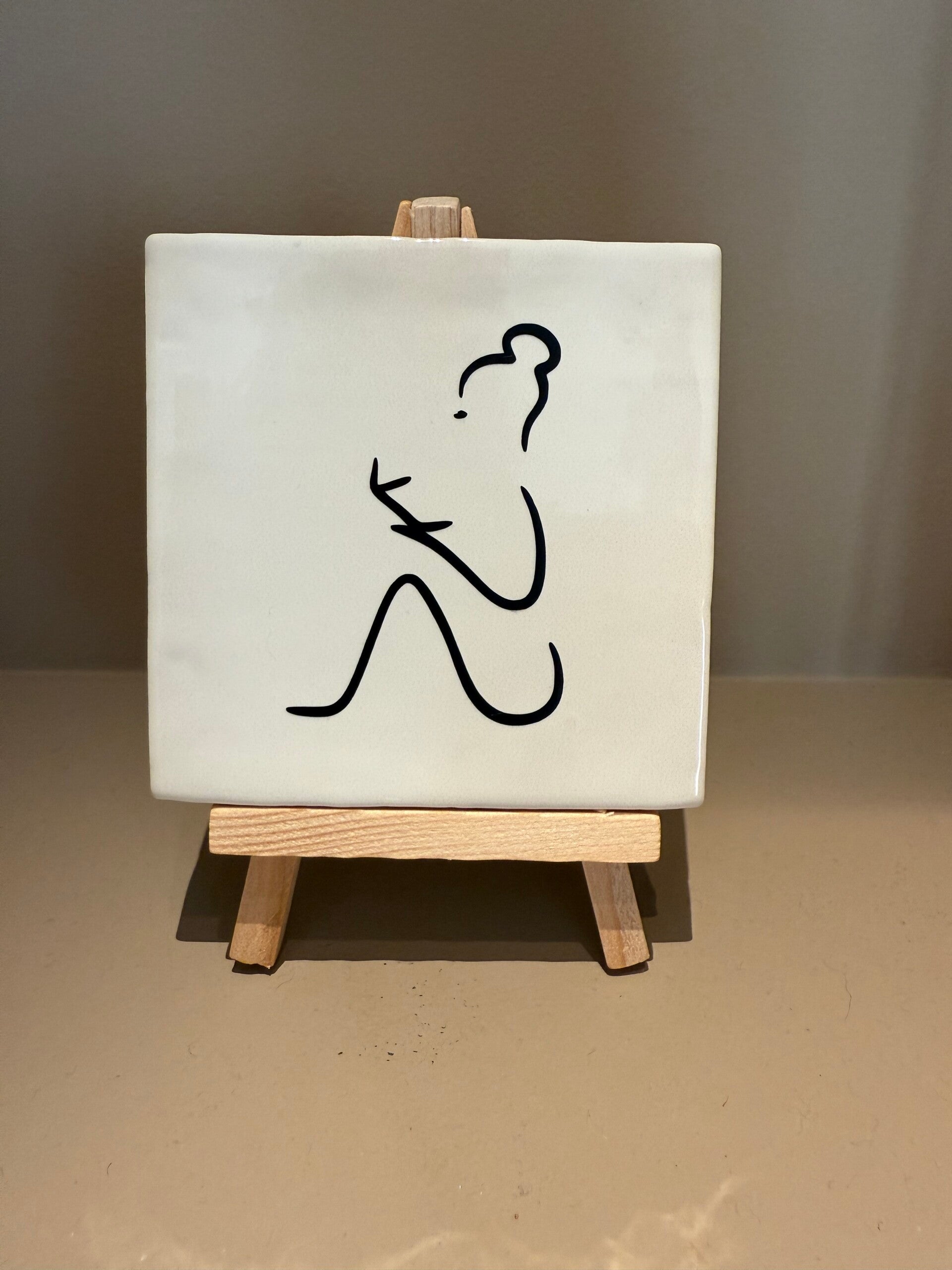 Tegel met afbeelding Vrouw met boek - wit