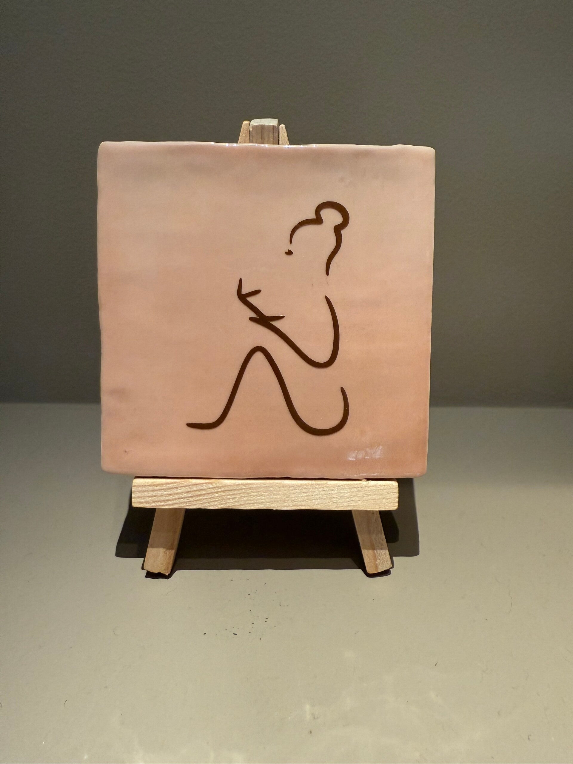 Tegel met afbeelding Vrouw met boek - zalmroze