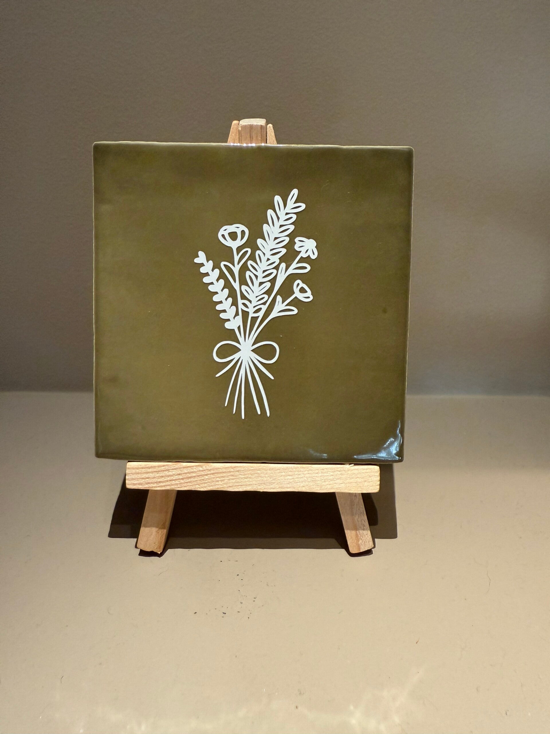 Tegel met afbeelding bloemen - olijfgroen