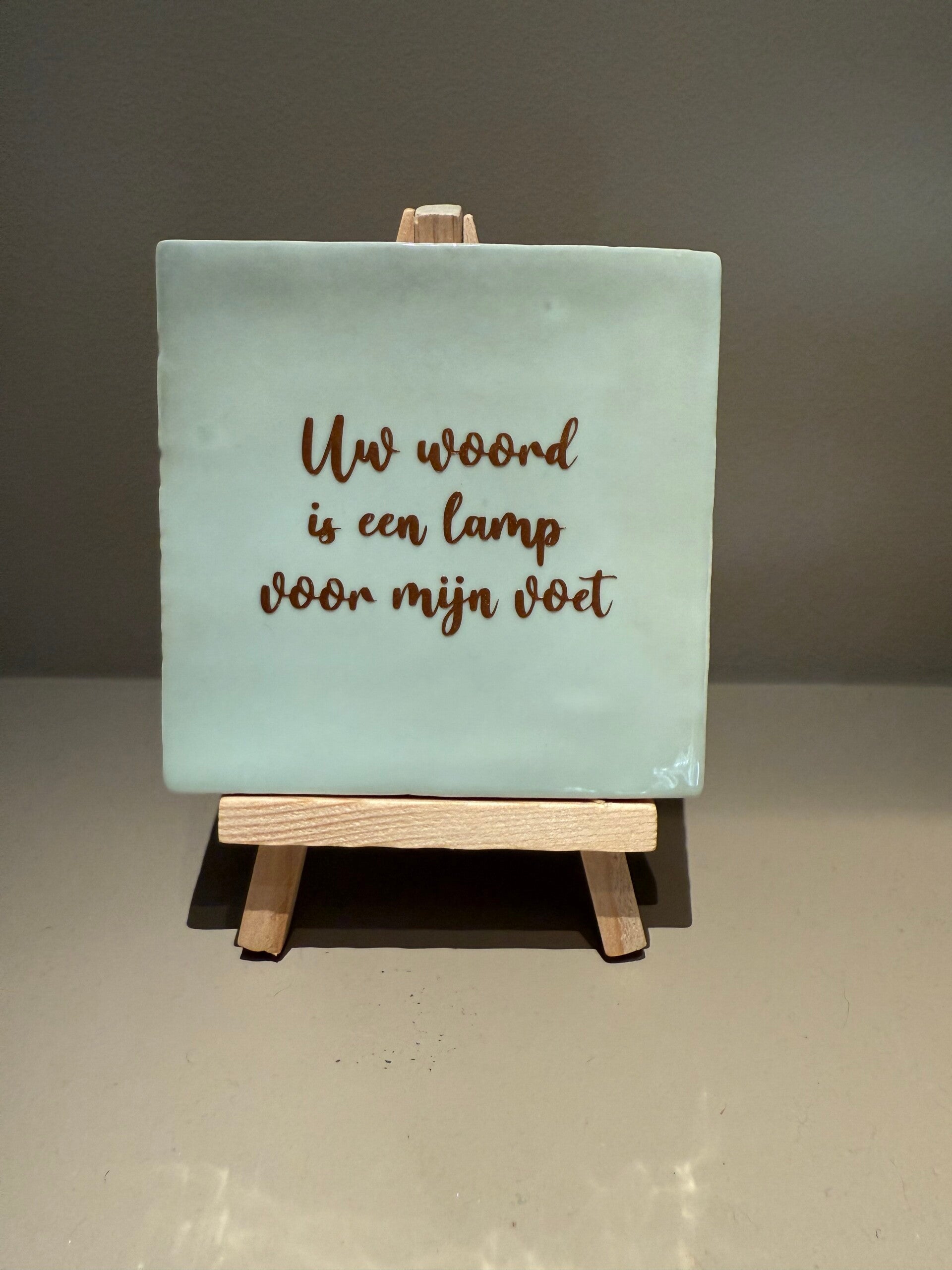 Tegel met tekst 'Uw woord is een lamp voor mijn voet' - mintgrijs