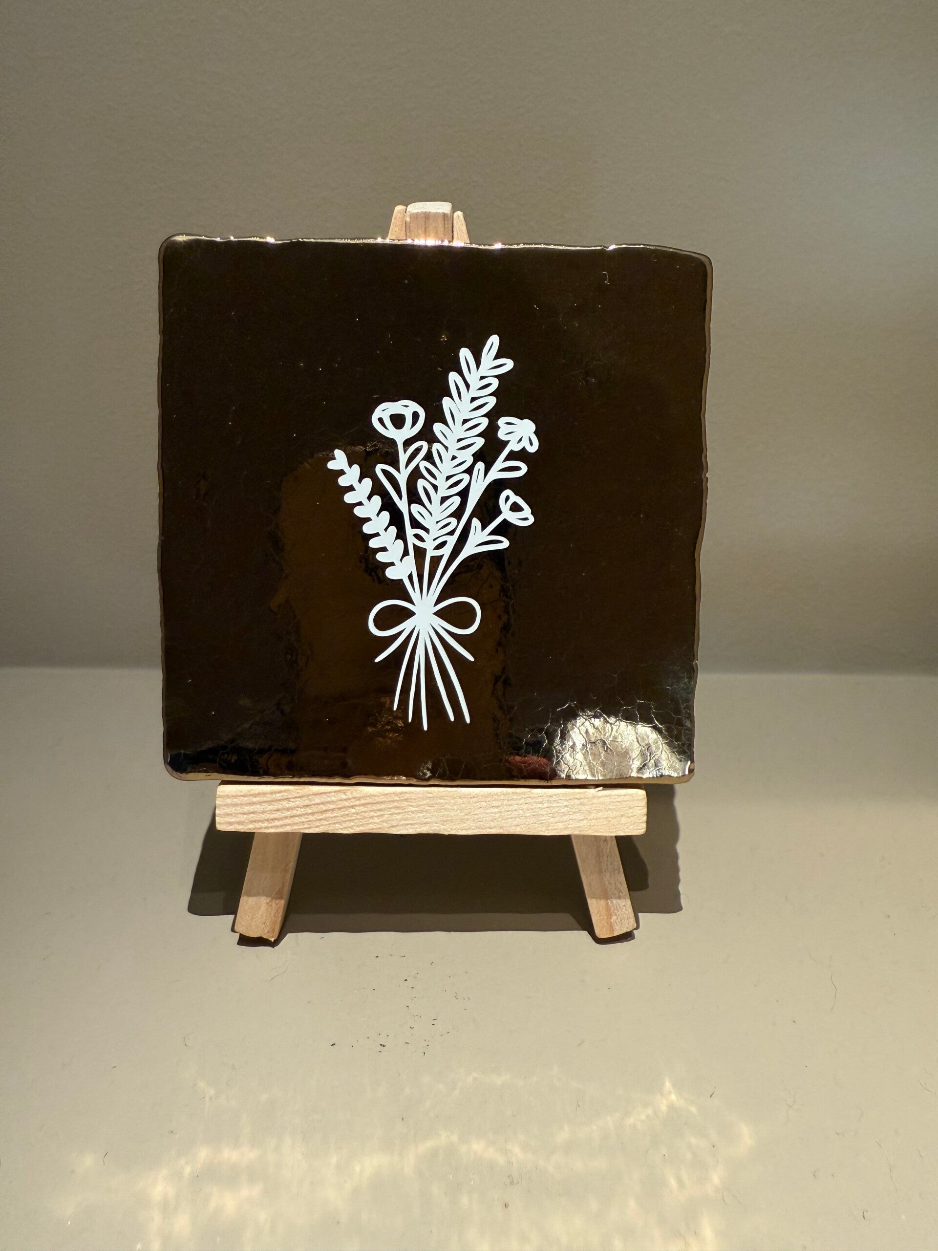 Tegel met afbeelding bloemen - goud