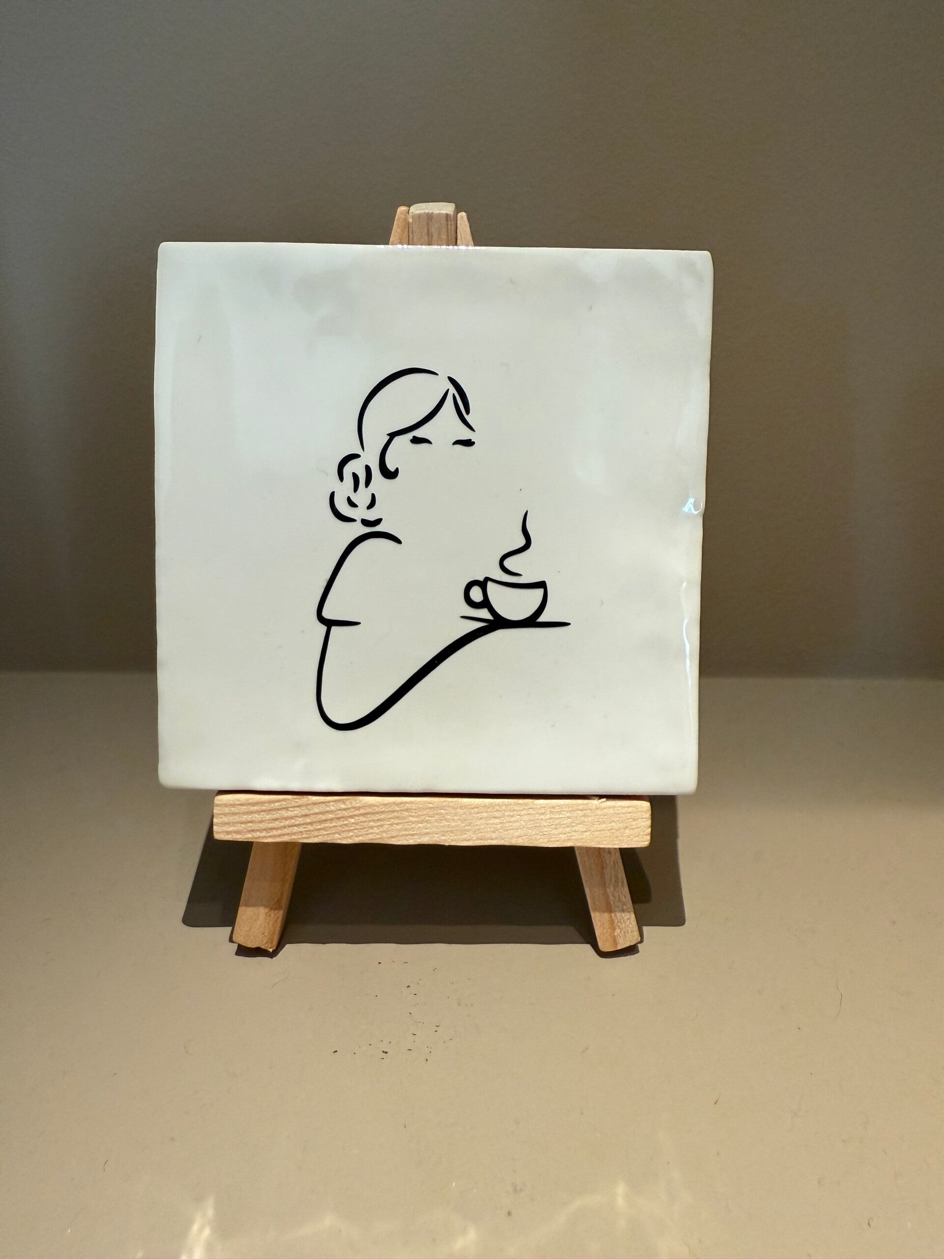 Tegel met afbeelding Vrouw met koffie - wit