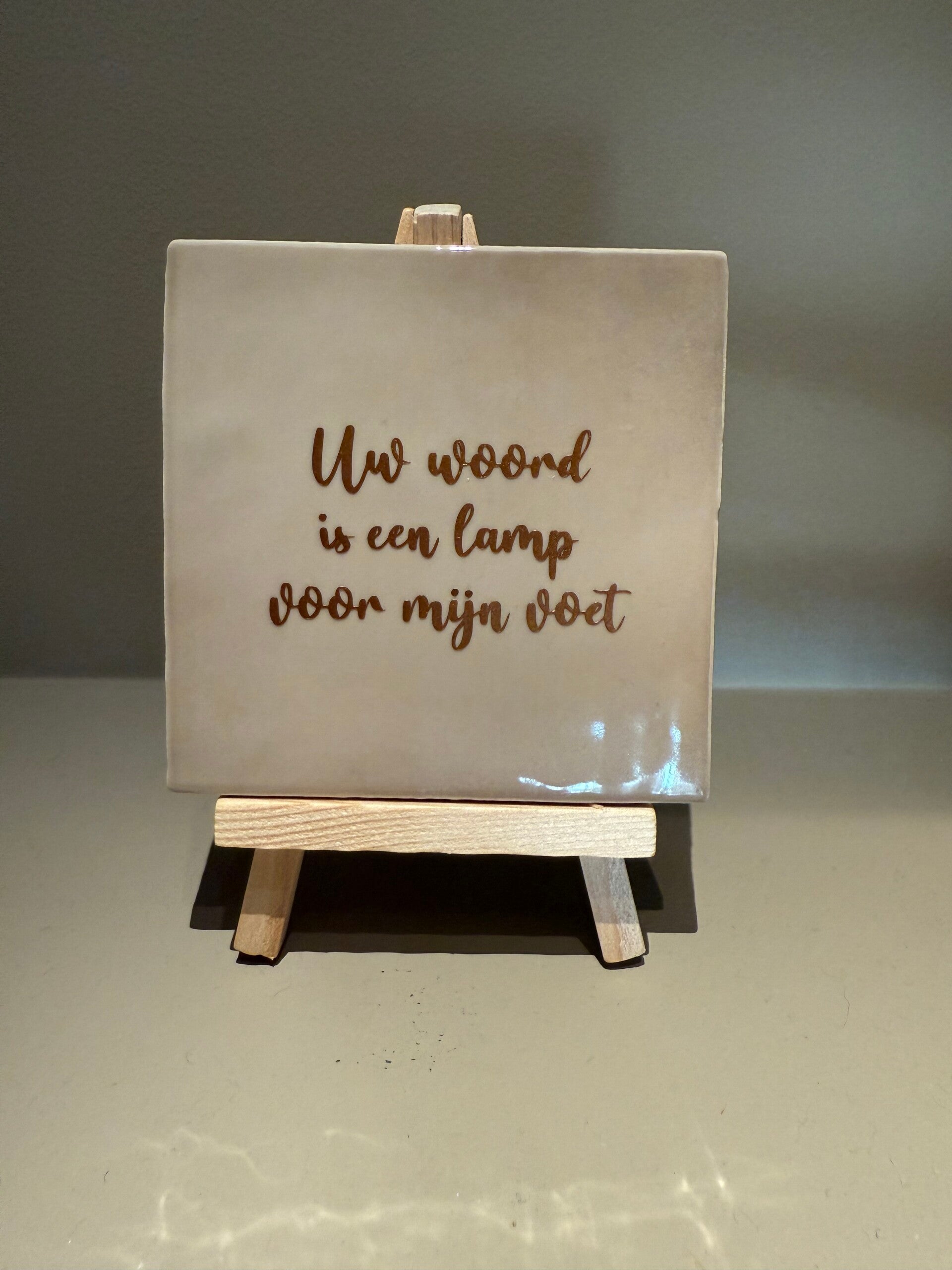 Tegel met tekst 'Uw woord is een lamp voor mijn voet' - beige