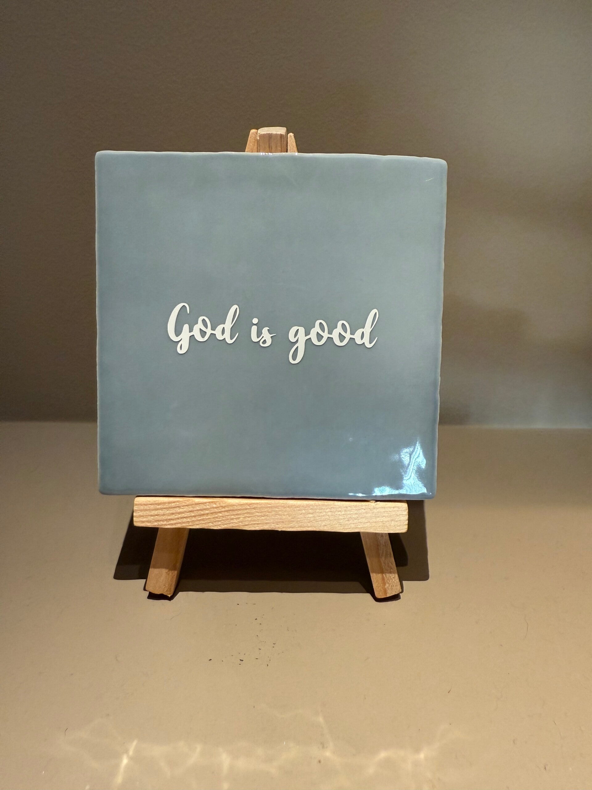 Tegel met tekst 'God is good' - grijsblauw