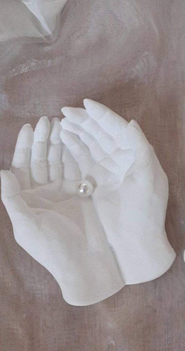 12111295 - Beeld - Parel in Gods handen