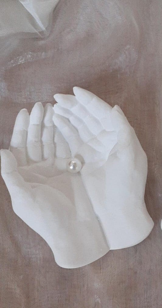 12111295 - Beeld - Parel in Gods handen