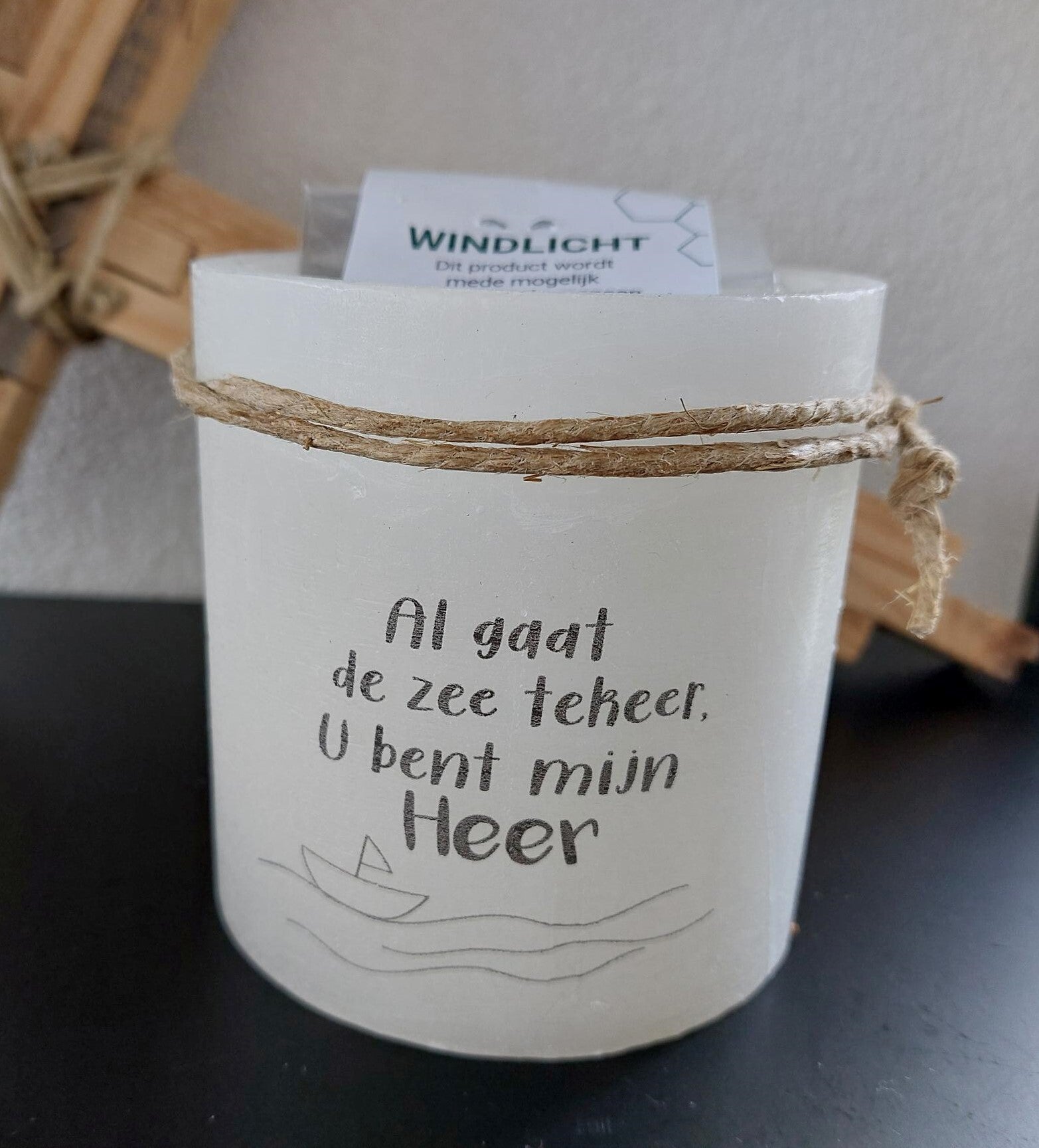 15582 - Windlicht S - Al gaat de zee tekeer