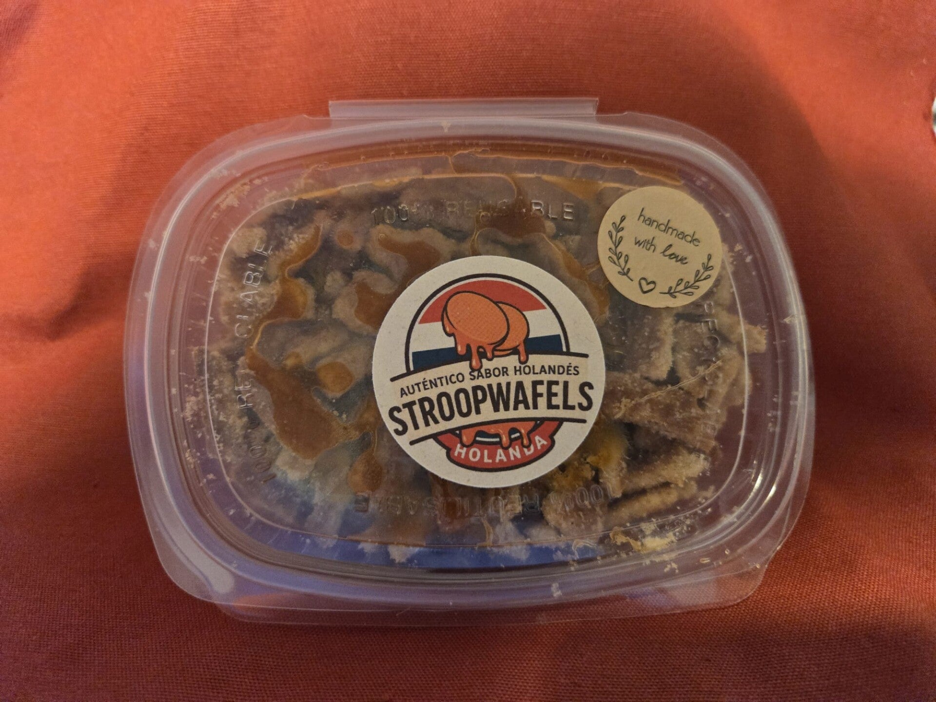 Trozos de stroopwafel bañados en extra caramelo.