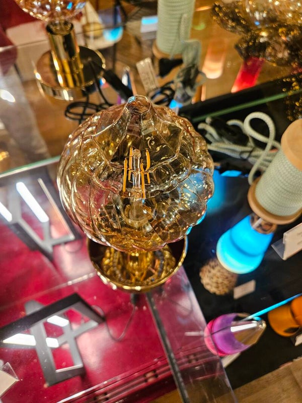 Tischlampe mit vergoldetem Sockel