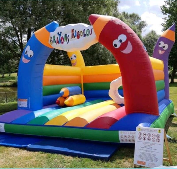 CHATEAU GONFLABLE "CRAYON" 1 jour