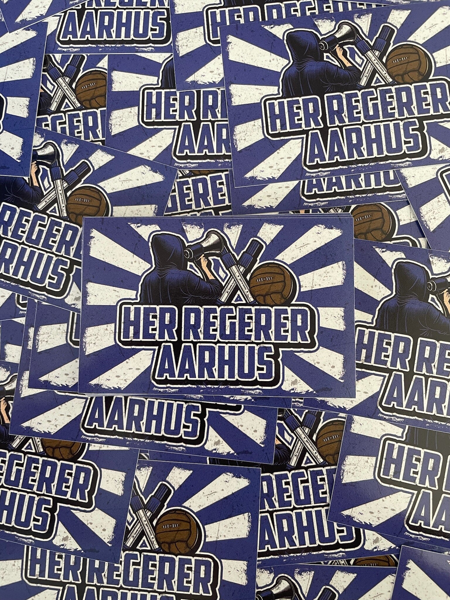 Her Regerer Aarhus Stickers