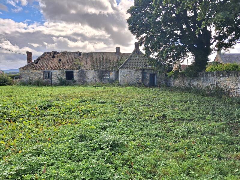 Peaston, een verlaten dorpje met boerderij.