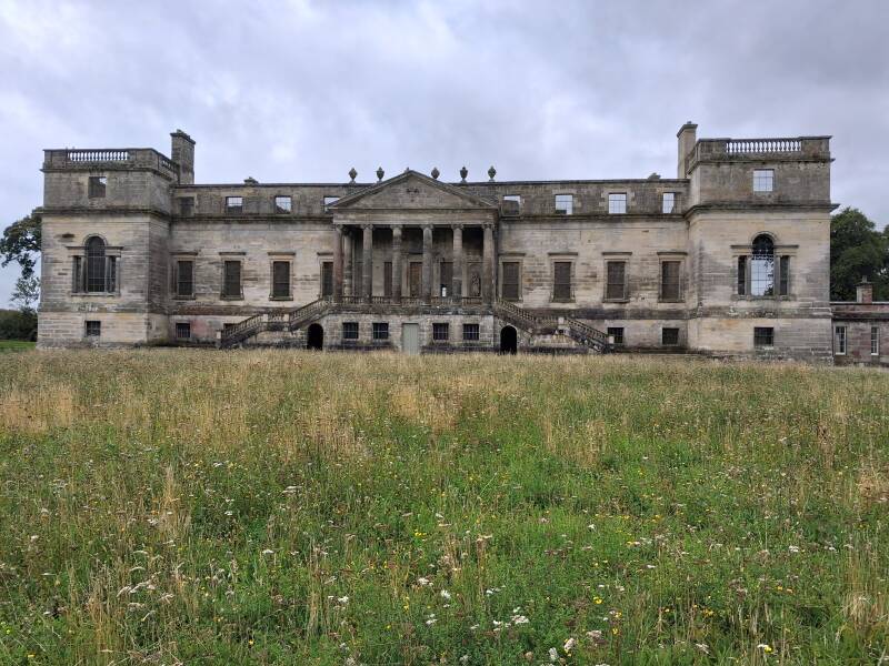 old Penicueik house is een grote ruine die te bezichtigen id door een telfoontje naar het nummer dat op het bord aangegeven is