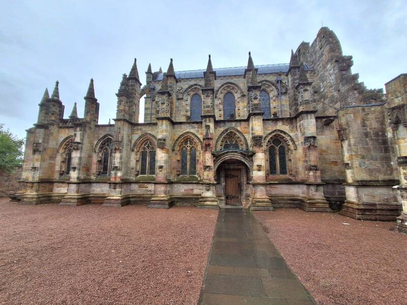 Rossklyn chapel is van buiten al heel mooi maar binnen is het een unieke ervaring wat er allemaal te zien is. zoveel details, zoveel moois, trek er minimaal 1 uur voor uit