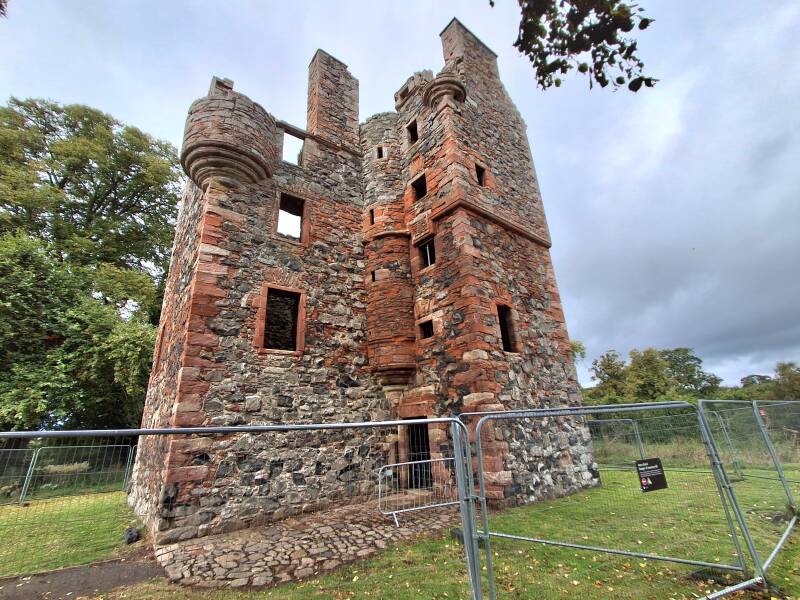 Greenknow castle is een klein maar fijn bouwwerk