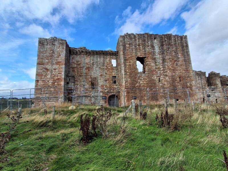 Chricton castle en stables