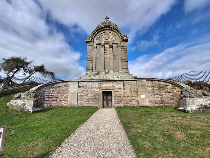 Monteatrh mausoleum is een geweldig bouwwerk met slechts een tombe en twee engelen