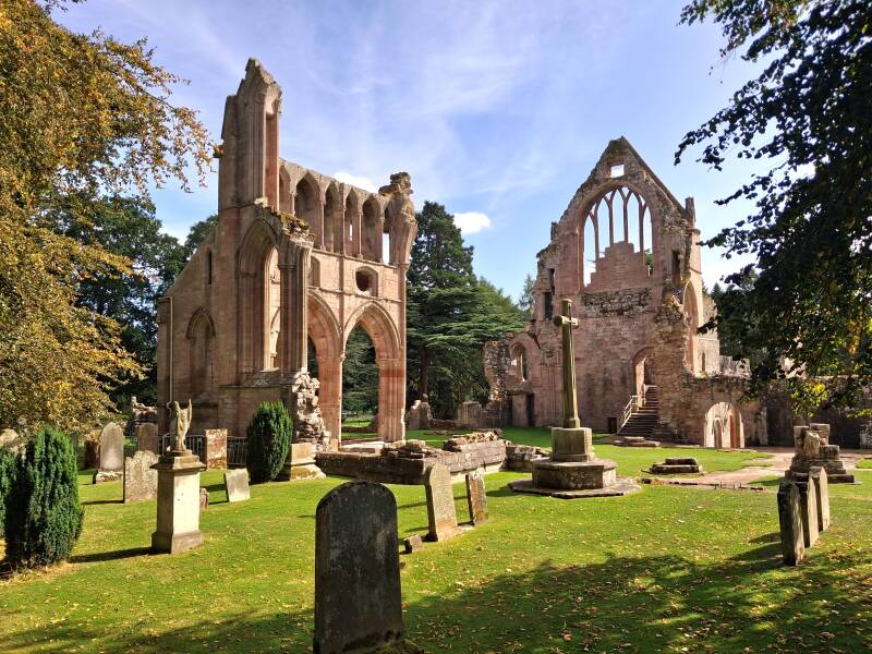 Dryburgh abbey, ook weer zo een mooi oude abdij met een ingebouwe  mausoleum, grafkelder, voor Eskrine en het graf van  de beroemde schrijver Sir Walter Scott is ook hier