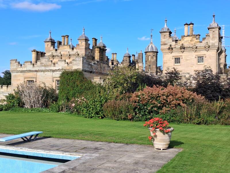 Floors castle is een puik bouwwerk dat nu, 2026, voor een groot deel in de steiger staat