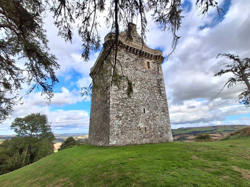 Fatlips castle is alleen een toren zoals die meer in Schotland te vinden zijn.