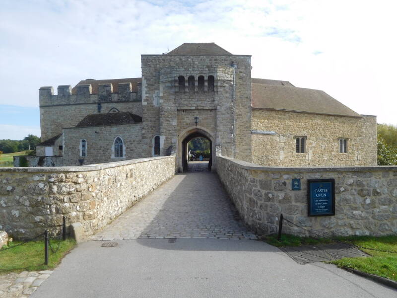 Leeds Castle heeft behalve het kasteel ook een labyrint, een mooie grot en voor de kinderen een houten kasteel