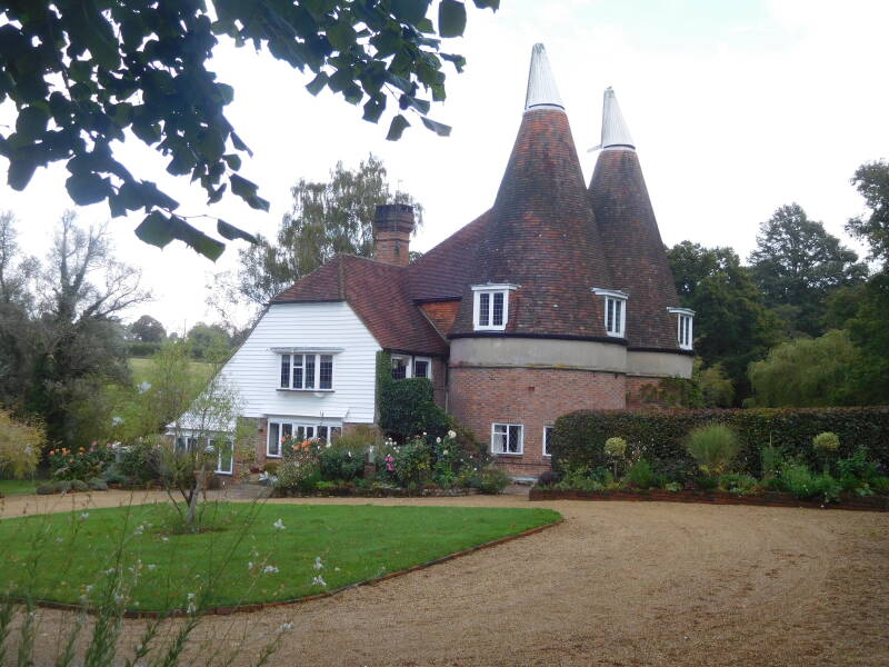 Outhouse, in het zuiden, met name in Kent, zie je dit soort torentjes. hier werd de hop voor het bier opgeslagen. nu zijn het mooie woningen aan het worden