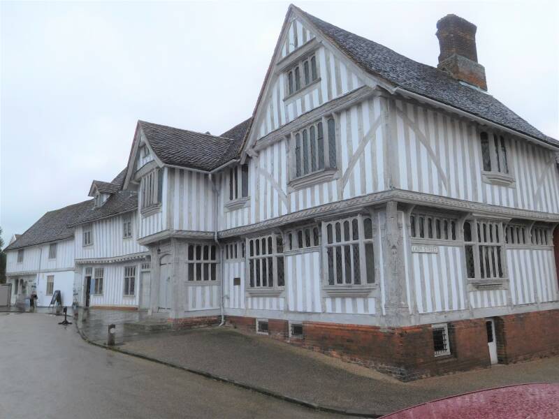 Lavenhem staat vol met mooie vakwerkhuizen in vele kleuren