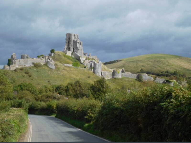 Corfe Castle, dorp en kasteel ruine