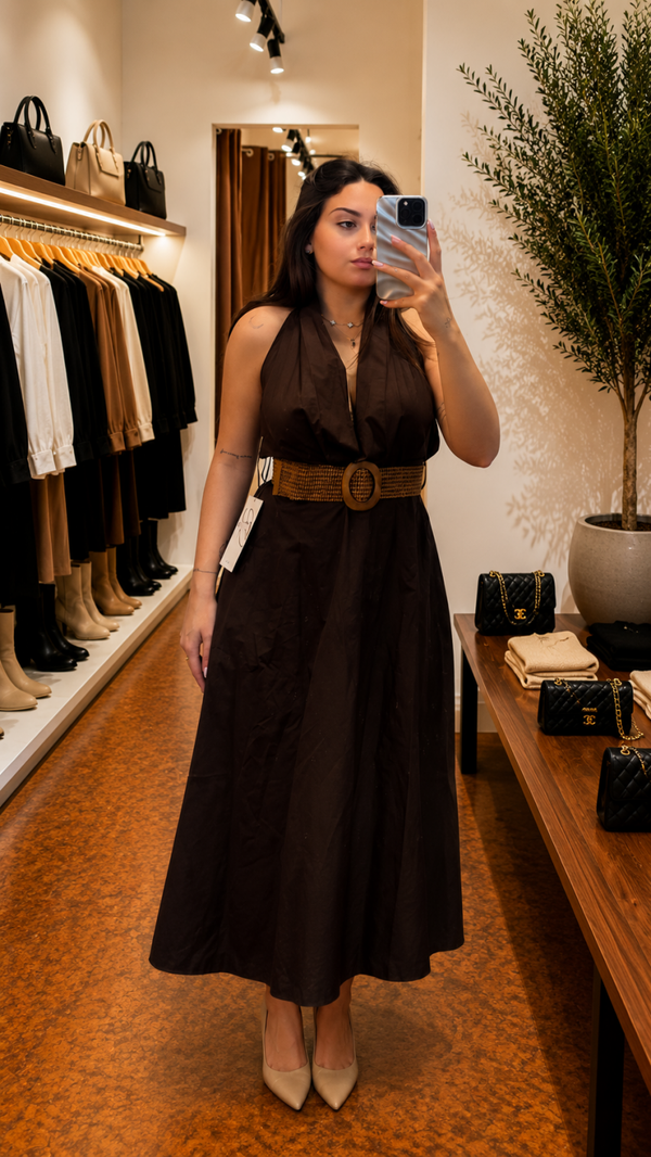 Vestito con cintura e scollo