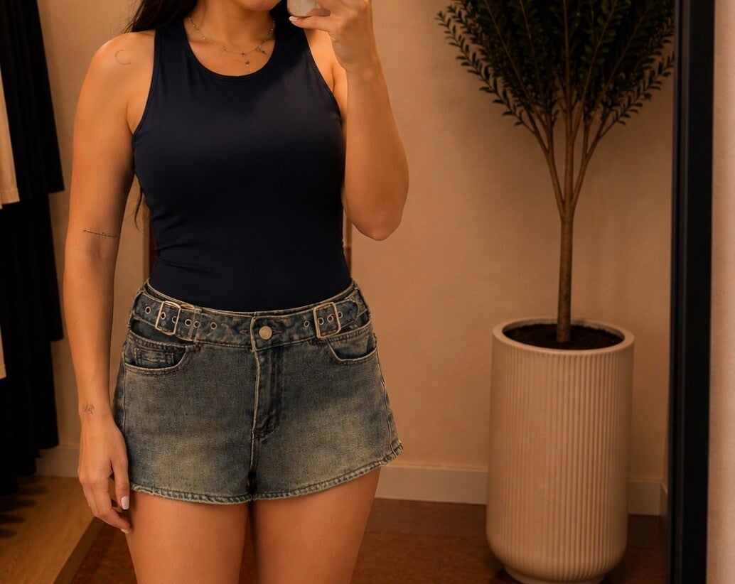 Short con particolare cintura nei fianchi che regolano la vestibilità