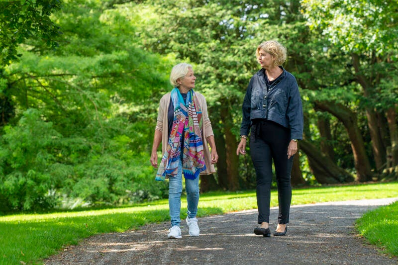 Gezelligsamen Yvonne Looren de Jong eenzaamheid  eenzaam  samensterk  alleen samen mentalegezondheid depressie verbinding pratenhelpt coaching gezelschap vriendschap maatjegezocht alleenstaand sociaal ongelukkig gezelschapsmaatje