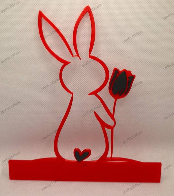 Hase mit farbiger Tulpe für ein Klötzchen