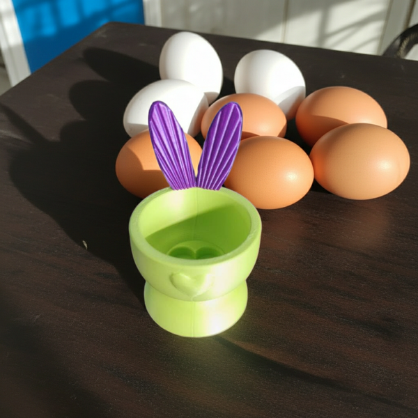 Hasen-Eierbecher mit flauschiger Felltextur – PLA, mehrfarbig, 8,5 cm hoch, 5 cm Durchmesser, Herzdetails & stabiler Sockel