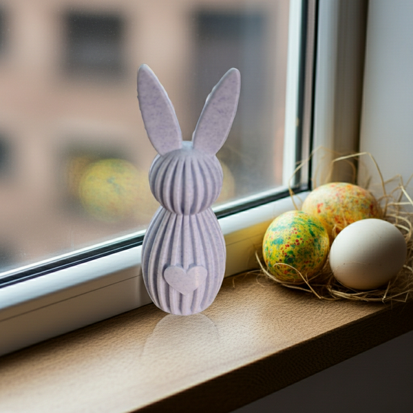 Osterhase mit gestreiftem Körper und flachen Ohren (ca. 14 cm, aus PLA)