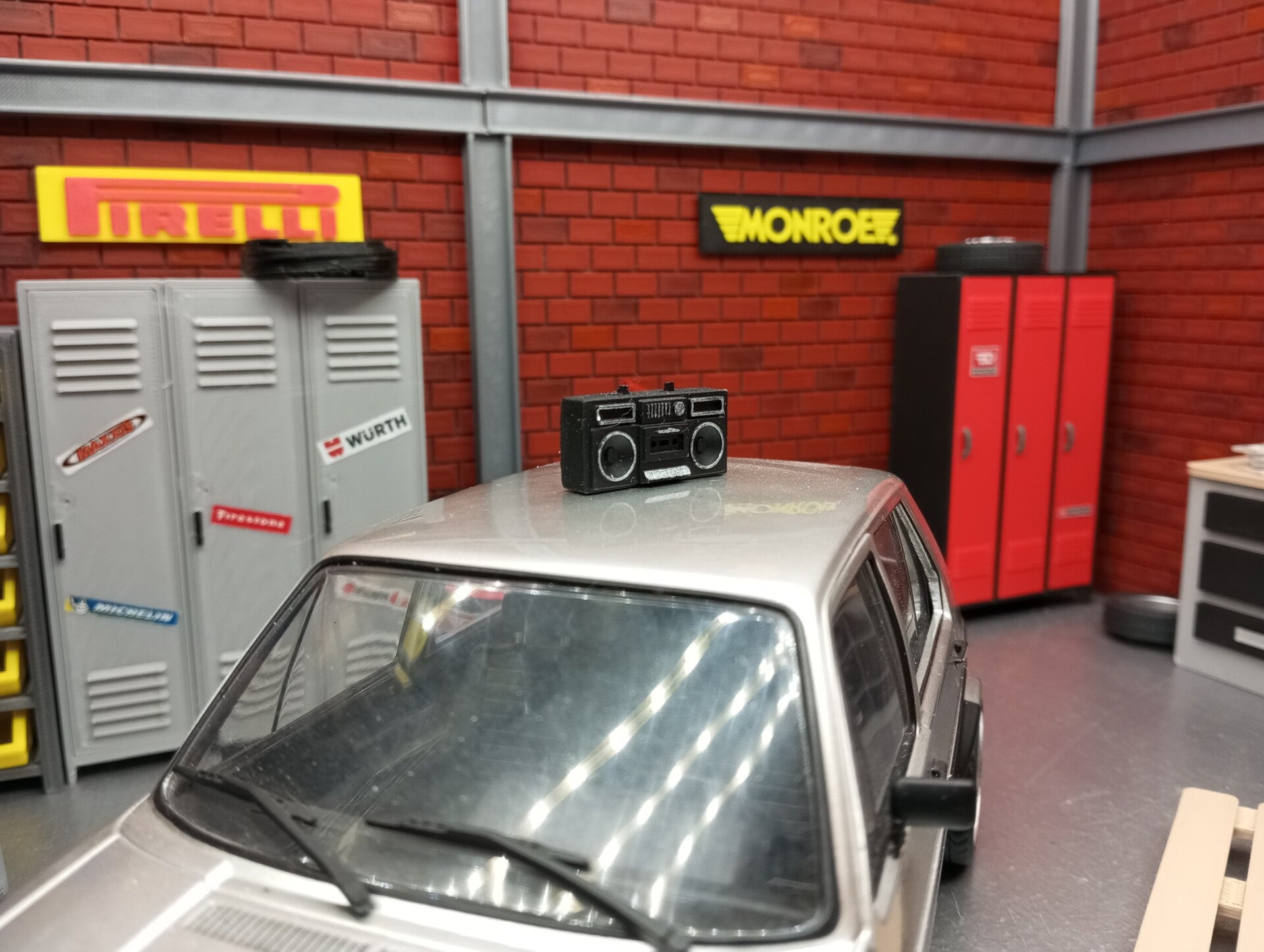 Radio hi-fi pour diorama 1/18.