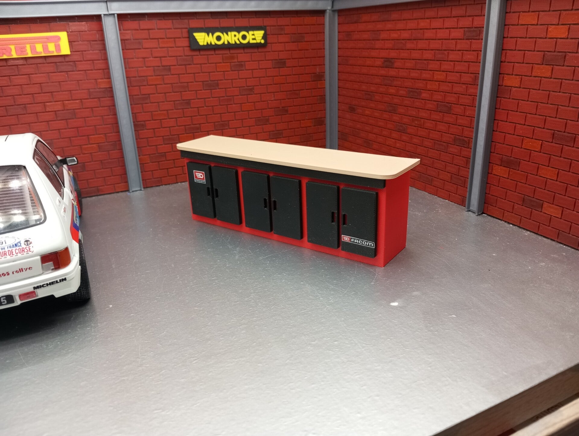 Meuble bas pour diorama 1/18 .