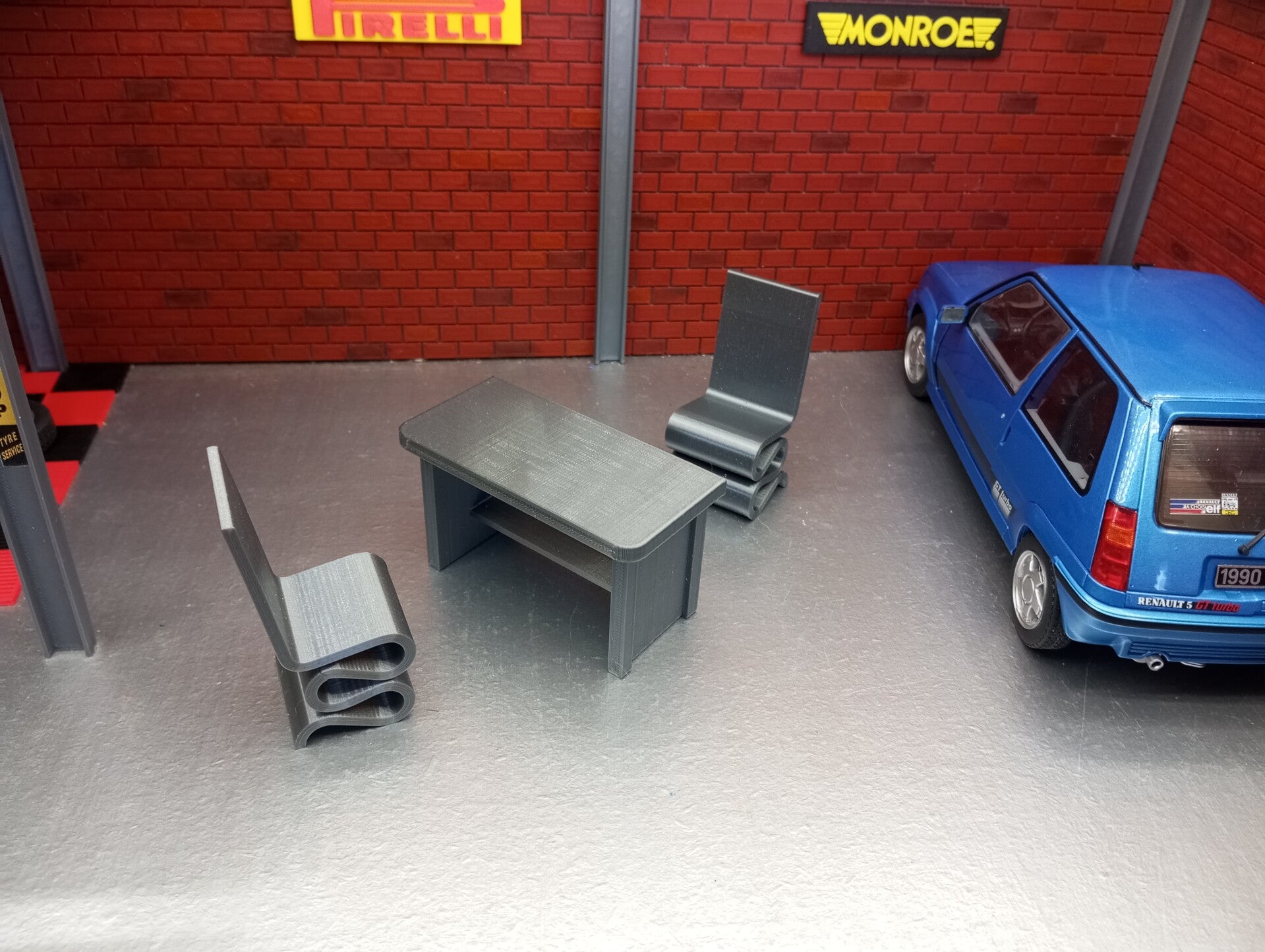 Table et chaises pour diorama 1/18 .