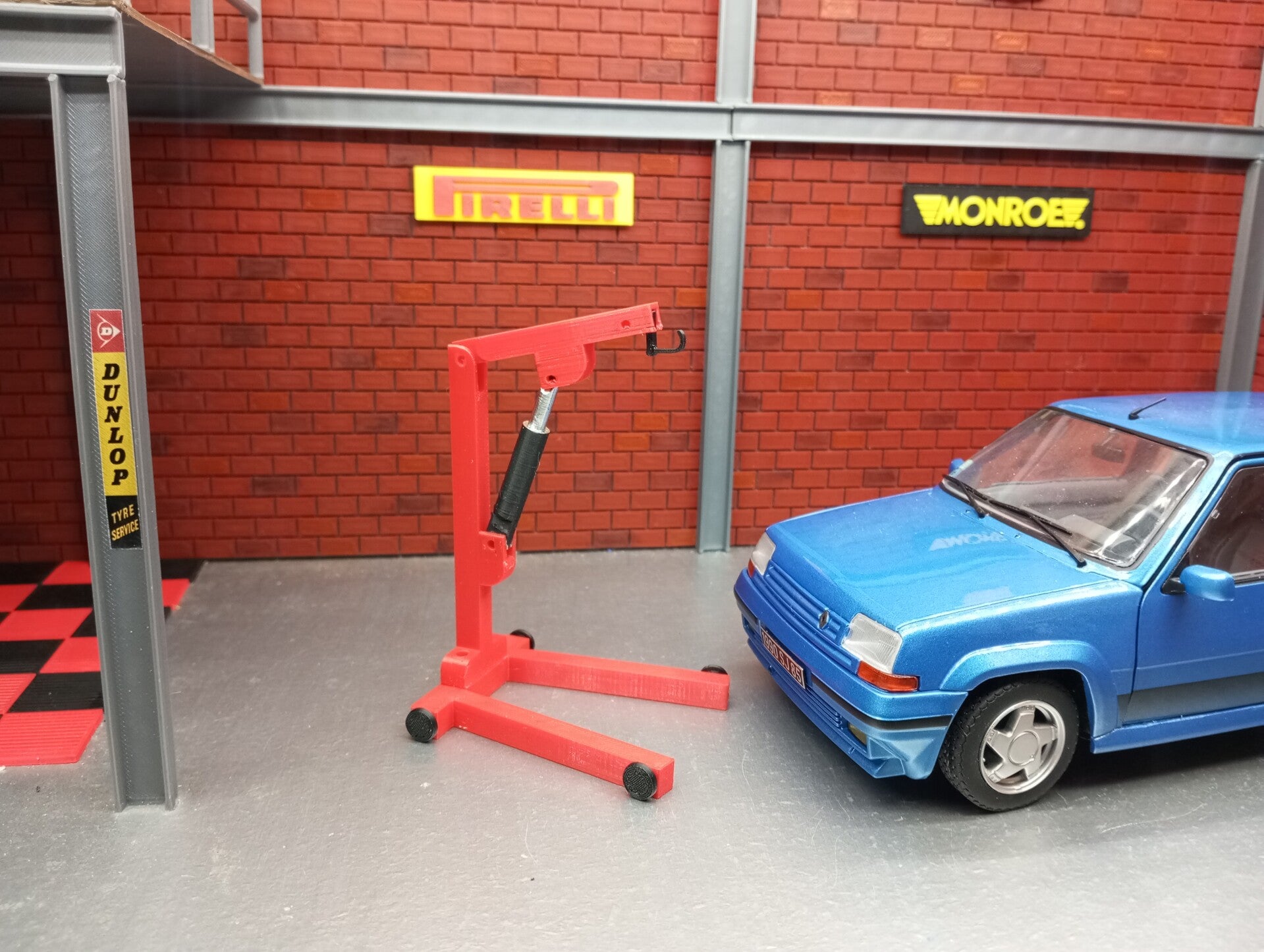 Grue d'atelier pour diorama 1/18 .